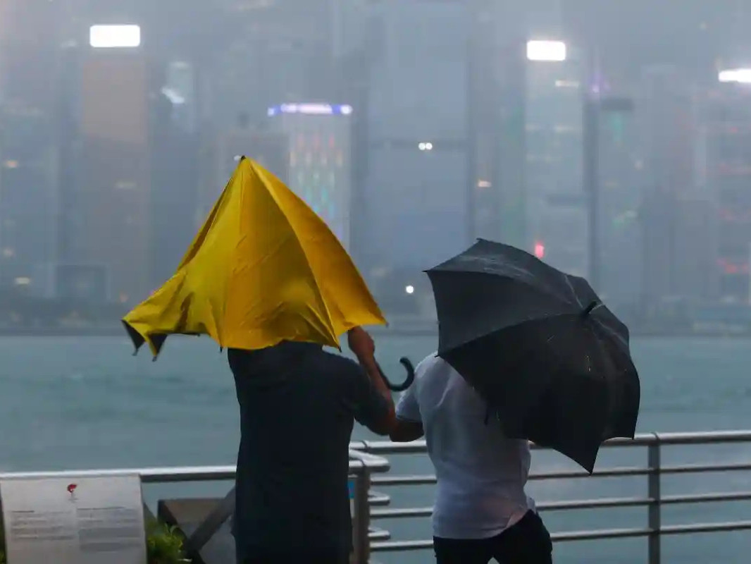 ВИДЕО: Хонконгт сүүлийн 140 жил тохиолдож байгаагүй хүчтэй аадар бороо орж, үерт автжээ