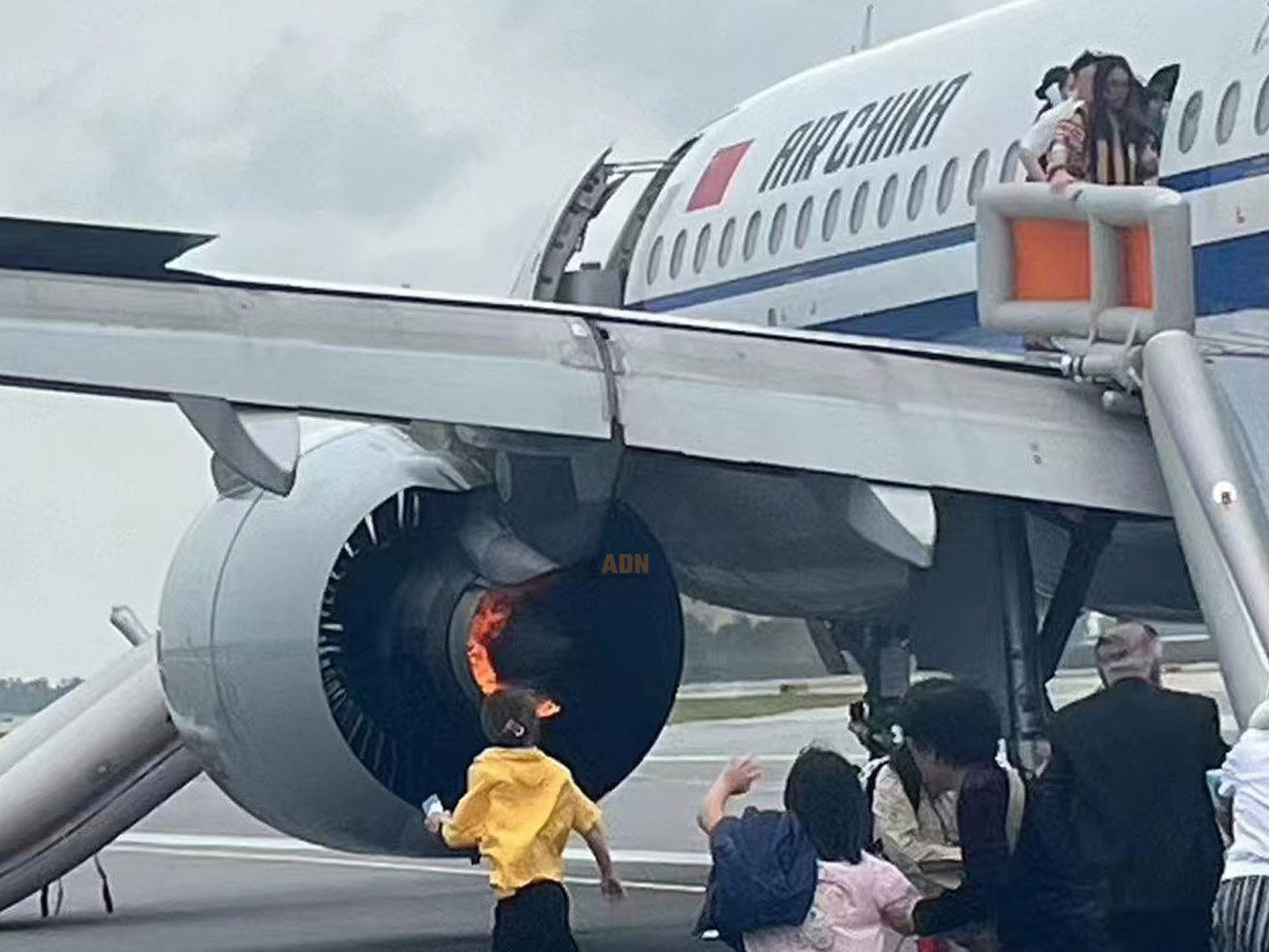 ВИДЕО: Air China компанийн Airbus A320 онгоцны хөдөлгүүр шатаж Сингапурт ослын буулт хийжээ