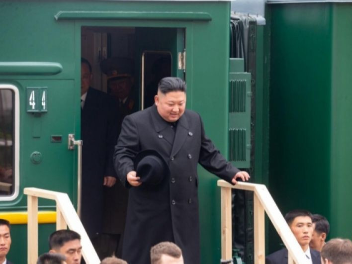 Хойд солонгос удирдагч Ким Чен Ун Оросын ерөнхийлөгч В.Путинтай уулзахаар Владивосток руу явна гэж мэдээлжээ