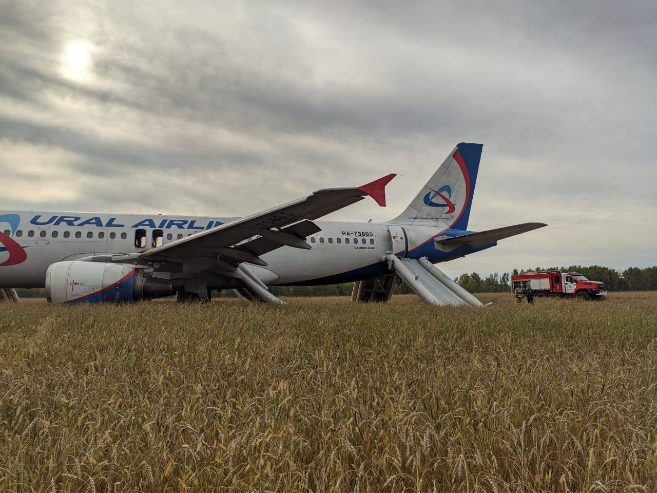ВИДЕО: Оросын иргэний тээврийн онгоц шатсаны улмаас ослын буулт хийж, тосгоны ойролцоо газарджээ