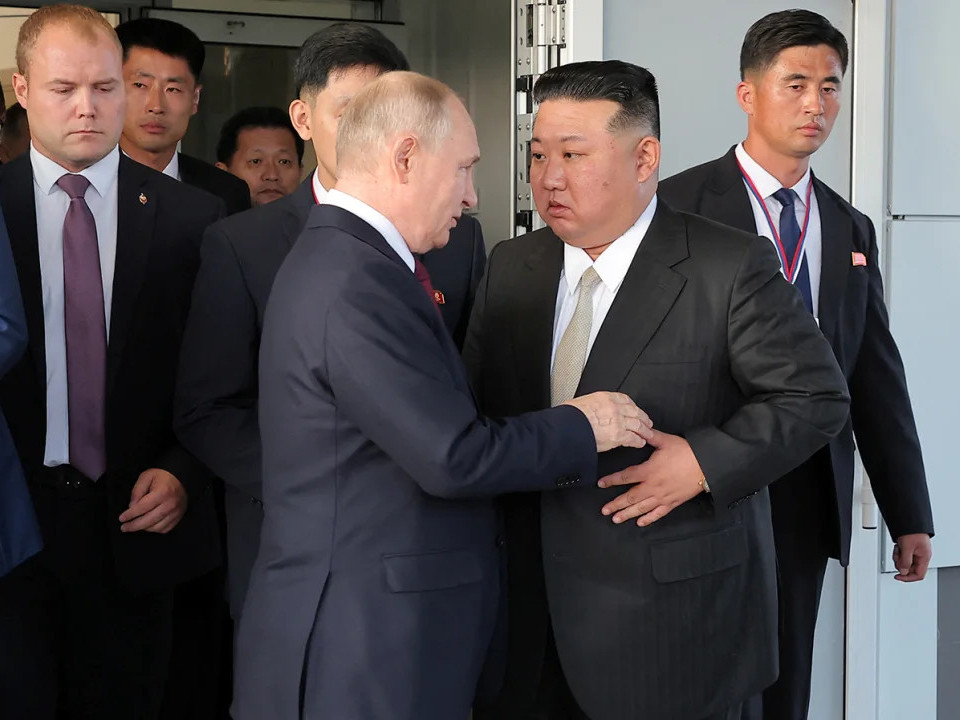 ВИДЕО: Хойд солонгосын удирдагч Ким Чен Уныг Оросын ерөнхийлөгч В.Путинтай уулзахдаа түүний сандлыг шалгаж байжээ 