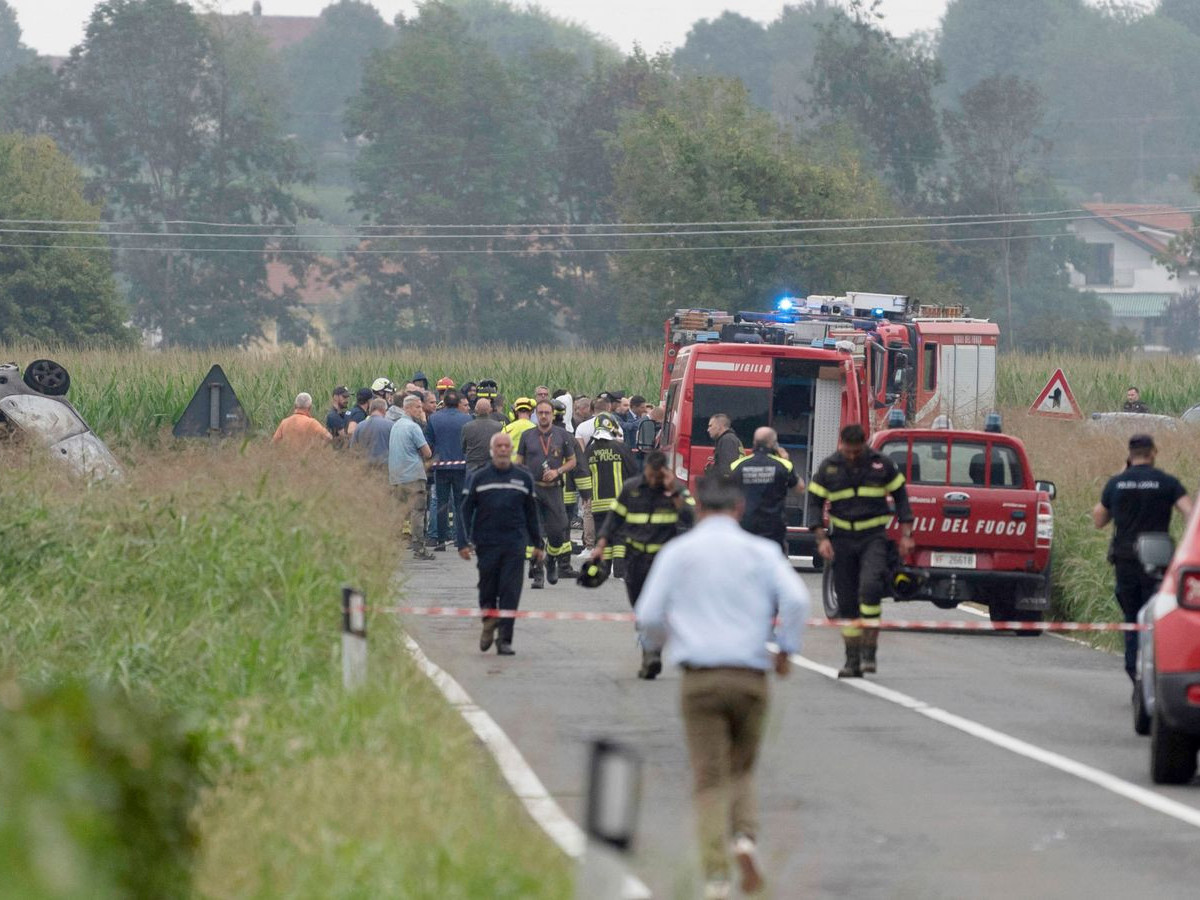 ВИДЕО: Нисэх онгоц гэр бүлийн автомашин дээр осолдсоны улмаас таван настай охин нас барсан хэрэг Италид гарчээ