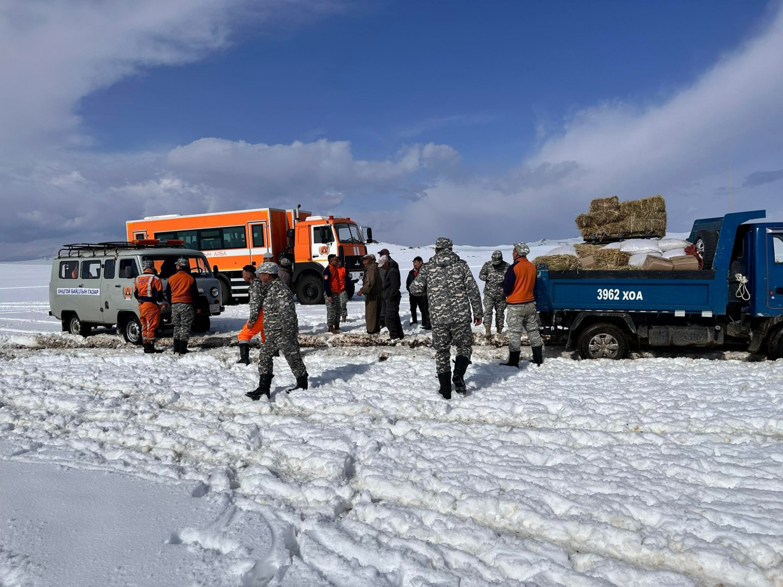 СЭРЭМЖЛҮҮЛЭГ: Баян-Өлгий, Ховд аймагт орсон их цасны улмаас иргэд автомашинтайгаа цасанд суусан дуудлага бүртгэгджээ