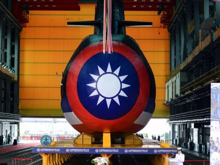 Тайвань Улс БНХАУ-ын болзошгүй халдлагаас сэргийлж, анхны дотооддоо үйлдвэрлэсэн шумбагч онгоцыг танилцуулжээ