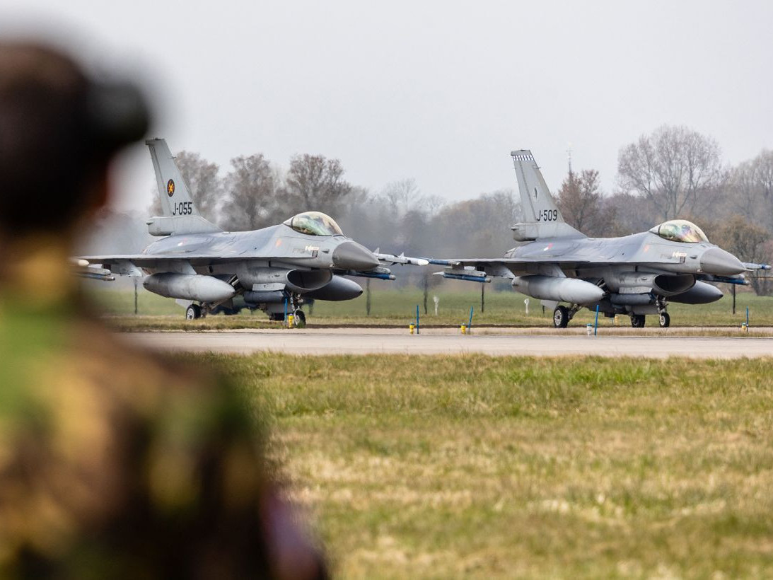 "F-16 сөнөөгч онгоцыг жолоодох Украины нисгэгчид аль хэдийн АНУ-д бэлтгэл сургуулилтаа эхлүүлсэн" гэж Пентагон мэдээлжээ