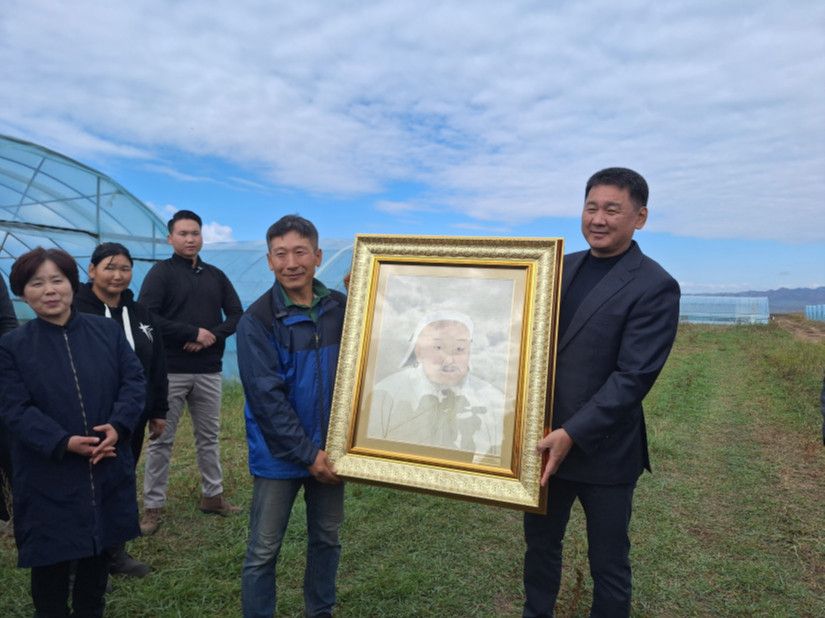 Ерөнхийлөгч У.Хүрэлсүх Сэлэнгэ аймгийн "Бялхам Ивээлт" компанитай танилцаж, "Чингис хааны хөрөг"-ийг бэлэглэжээ