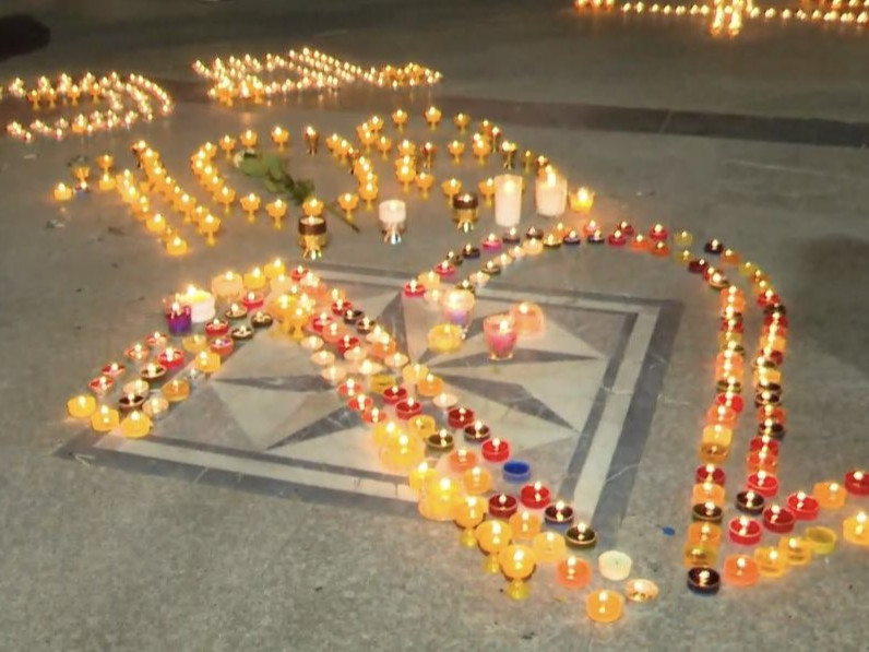 ВИДЕО: Дорноговь аймгийн иргэд амиа алдсан охинд эмгэнэл илэрхийлэн зул өргөж, маань хурж байна 