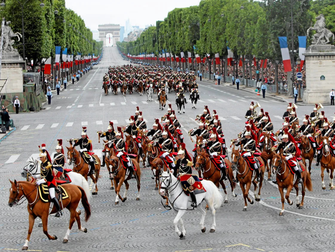ВИДЕО: Ерөнхийлөгч У.Хүрэлсүхийг Франц Улсын төрийн хүндэт харуулын 146 морьт торгон цэрэг "Элисей" ордонд хүргэжээ