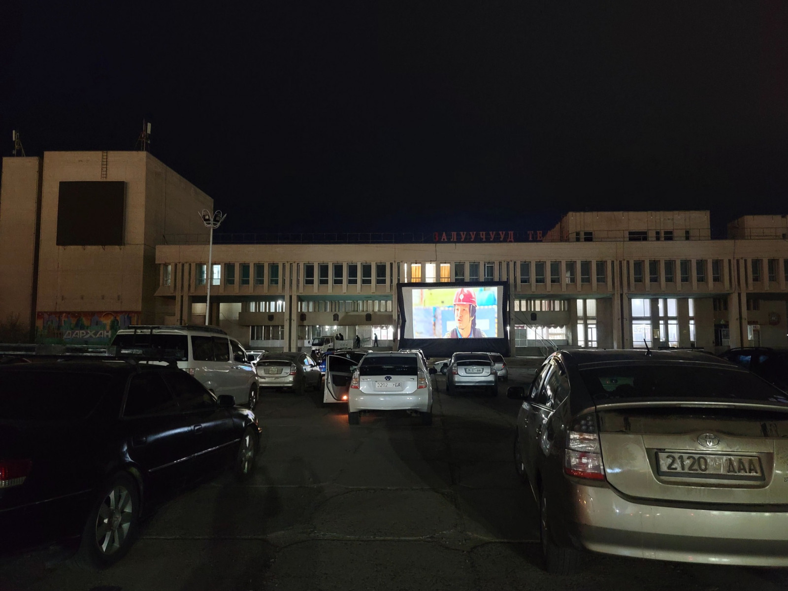 ФОТО: Дархан хотод автомашинтай кино үзвэр үйлчилж эхэлжээ