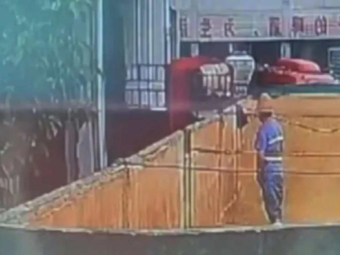 ВИДЕО:" Хятадын цинтао шар айргийн үйлдвэрийн ажилтан пивоны орц руу шээж байгаад баригдсан" гэх маргаантай бичлэг цацагдав