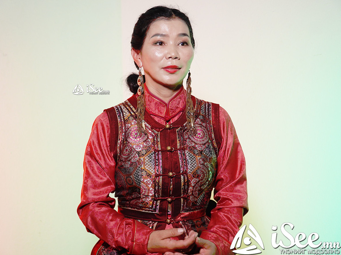 Б.Түмэннаст: Хүмүүс “Морьтой хятад эмэгтэй” гэсэн байсан. Үнэндээ би хоёр мянган км замыг мориор туулсан анхны монгол эмэгтэй, одонтой ээж шүү дээ /ВИДЕО/