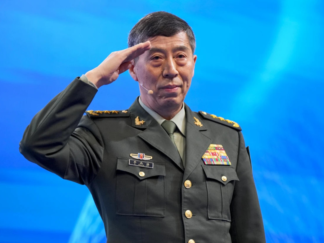 Алга болоод хоёр сар болж буй хятадын Батлан ​​хамгаалахын сайд Ли Шанфуг тайлбаргүйгээр албан тушаалаас нь огцруулжээ