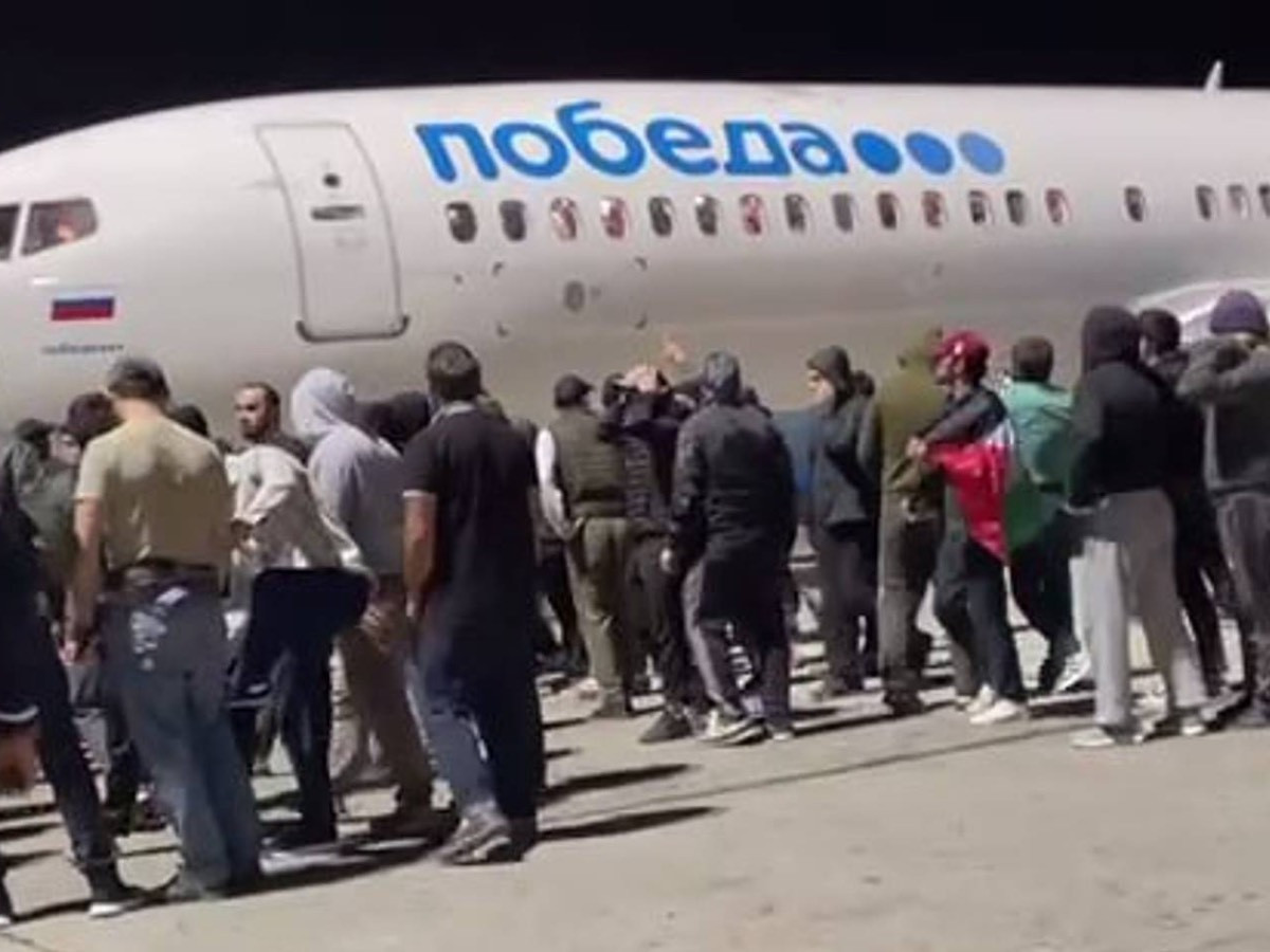 ВИДЕО: "Израилын онгоц Дагестанд газардсан" гэх цуурхал тархсаны улмаас олон лалын шашинтнууд нисэх зурвас руу дайран орсон хэрэг гарчээ