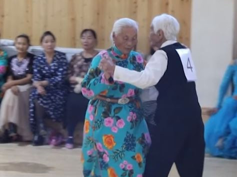 ВИДЕО: Өмнөговьд болсон “нийтийн бүжгийн спортын аварга шалгаруулах” тэмцээнд 88 настай тамирчин оролцжээ