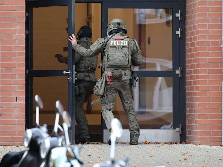 Германы Гамбургийн сургууль руу халдаж, заналхийлэл үйлдсэн сурагчдаас "хоёр ширхэг тоглоомон буу" хураан авчээ