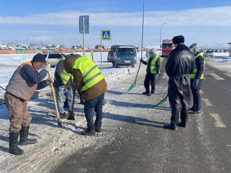 Нийтэд тустай ажил хийлгэх ял шийтгүүлсэн ялтнуудаар нийтийн эзэмшлийн зам талбайн цас мөсийг цэвэрлүүлж байна
