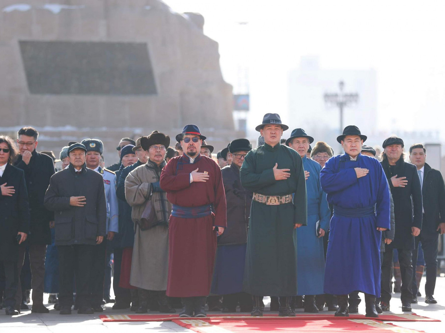 ВИДЕО: Төрийн гурван өндөрлөг их эзэн Чингис хааны хөшөөнд хүндэтгэл үзүүлэв