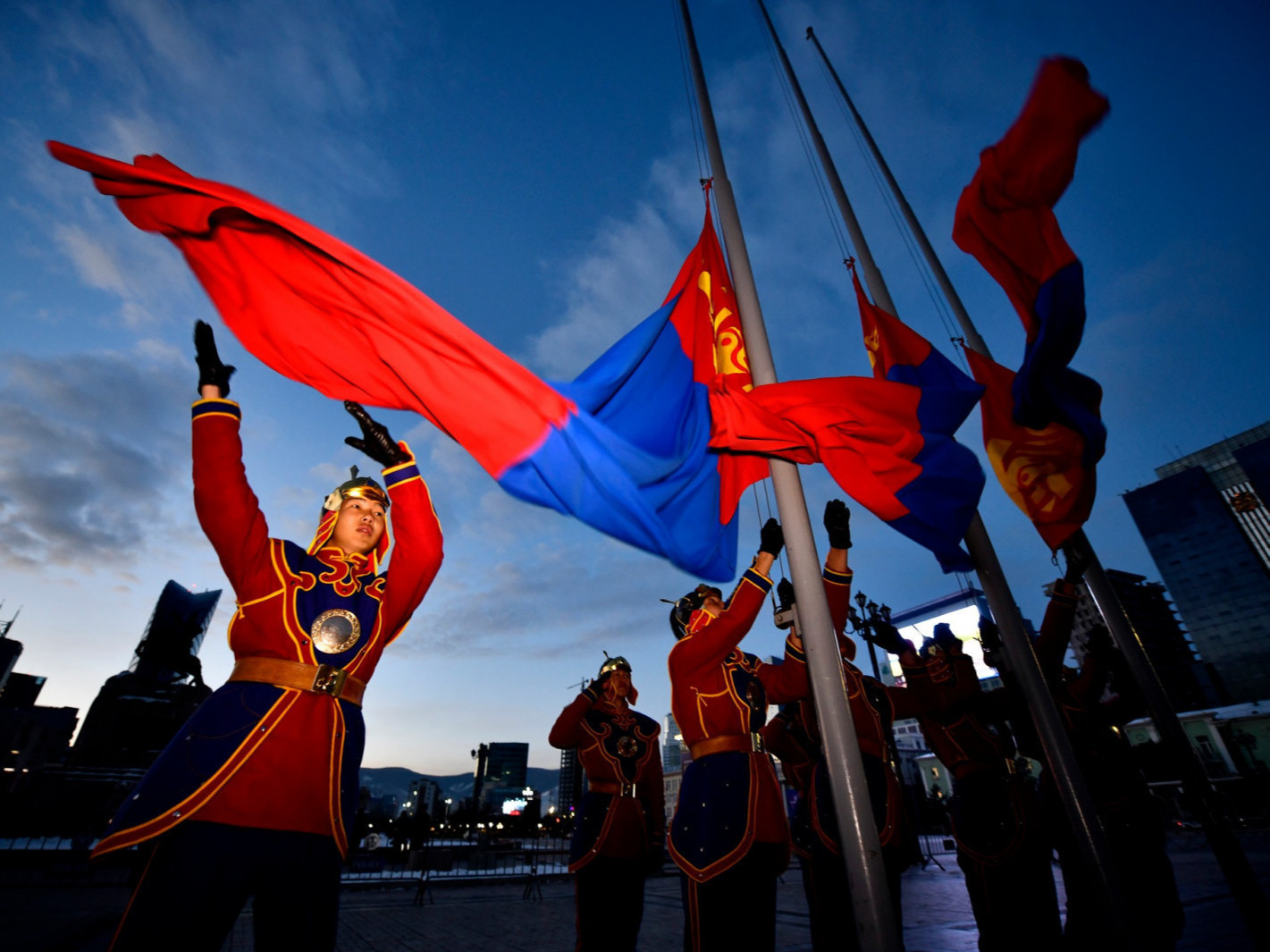 ФОТО: Монгол бахархлын өдрийг тохиолдуулан "Төрийн далбааг мандуулах" ёслол өглөө 07:30 цагт боллоо
