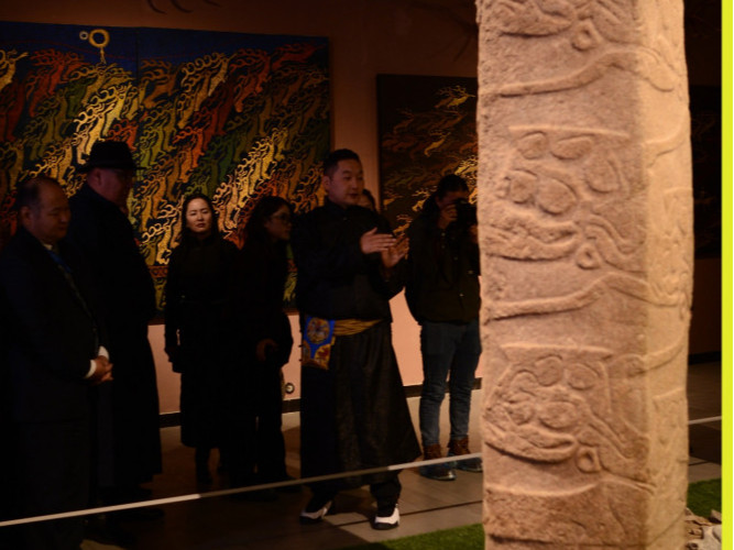 ФОТО: Монголын Үндэсний музейд монгол нутаг дахь буган чулууны 100 гаруй биет үзмэрүүд дэлгэгдэж байна