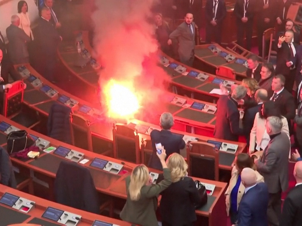 Албани Улсын сөрөг хүчний улстөрчид 2024 оны төсвийн санал хураалтыг зогсоохын тулд парламентын танхимд гал тавьжээ