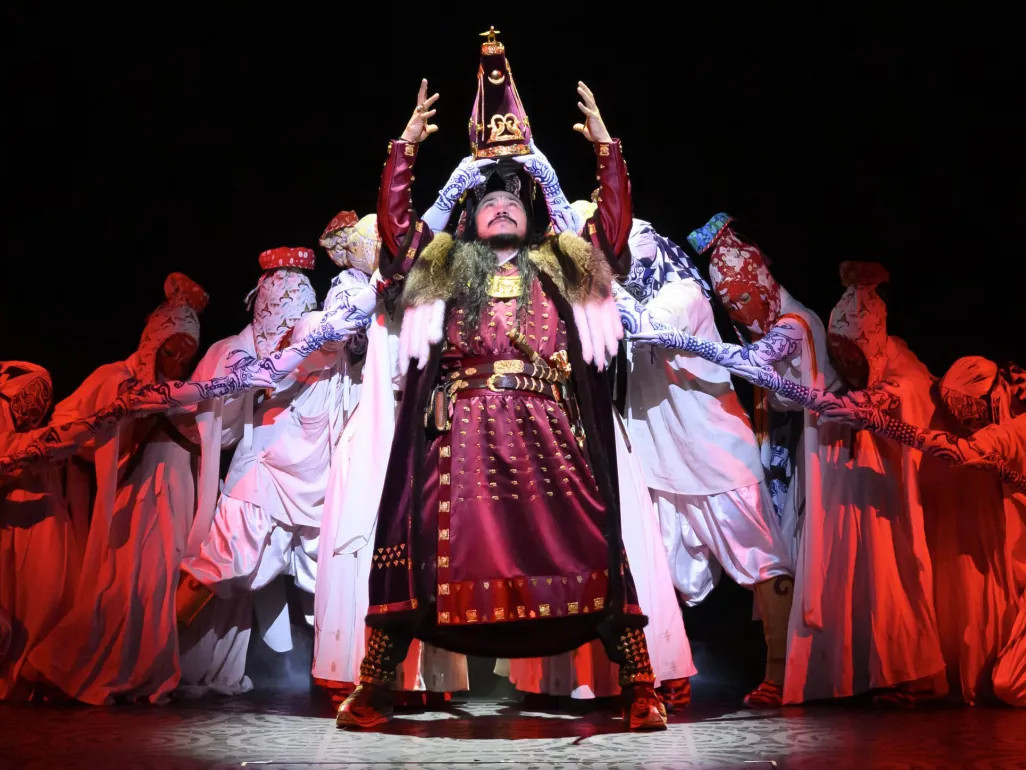 "Зүгээр л очоод үз. The Mongol Khan бол гайхалтай бүтээл" хэмээн Англи улс даяар театрын тоймуудыг хүргэдэг TheSpyinthestalls.com сайт "Тамгагүй төр" жүжгийг онцолжээ