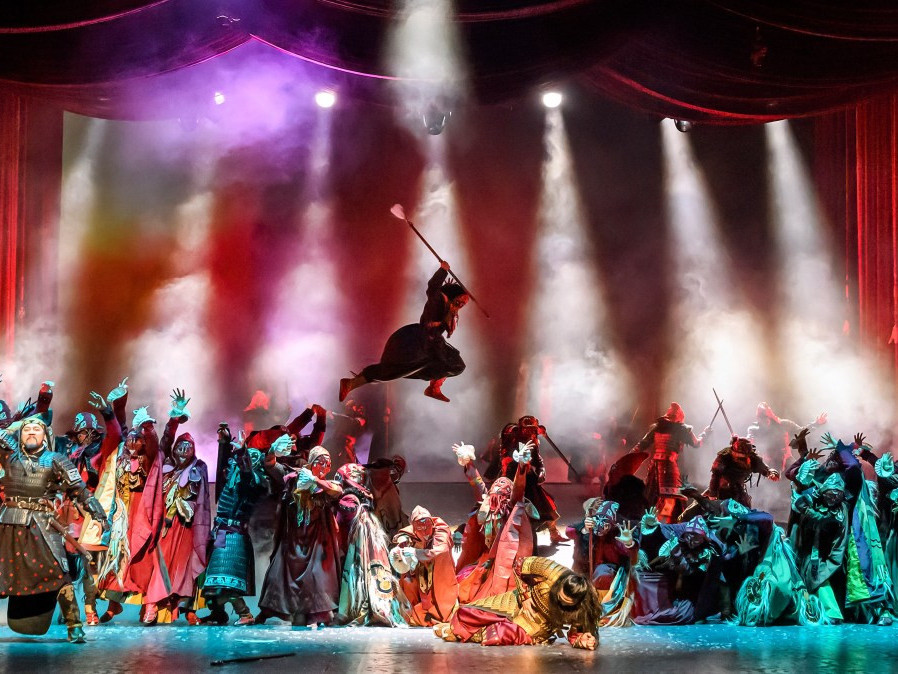 “Монгол Хаан жүжгийн тойм — Лир Ван жүжгийг Нарны Цирк толилуулах мэт" хэмээн The Times "Тамгагүй төр"-ийг онцолжээ