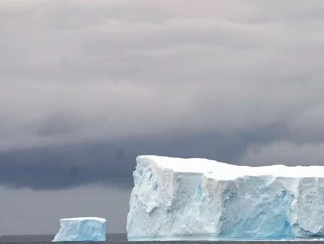 ВИДЕО: Дэлхийн хамгийн том мөсөн уул хөдөлжээ
