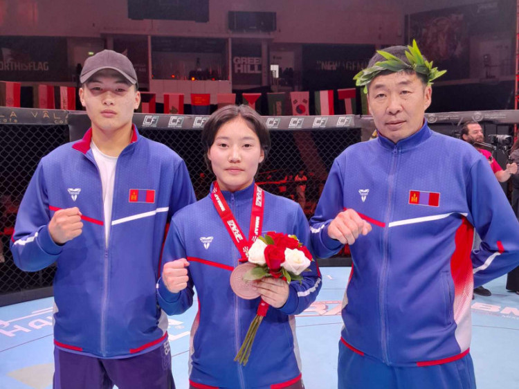  Холимог тулааны өсвөр үеийн ААШТ-ээс Монгол Улсын хоёр тамирчин хүрэл медаль хүртлээ