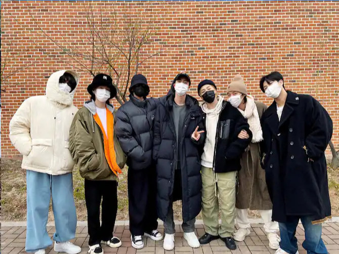"BTS"-ийн дахин хоёр гишүүн цэргийн алба хаах болсон тул хамтлагийн бусад гишүүд түр завсарлага авч буйгаа мэдэгджээ