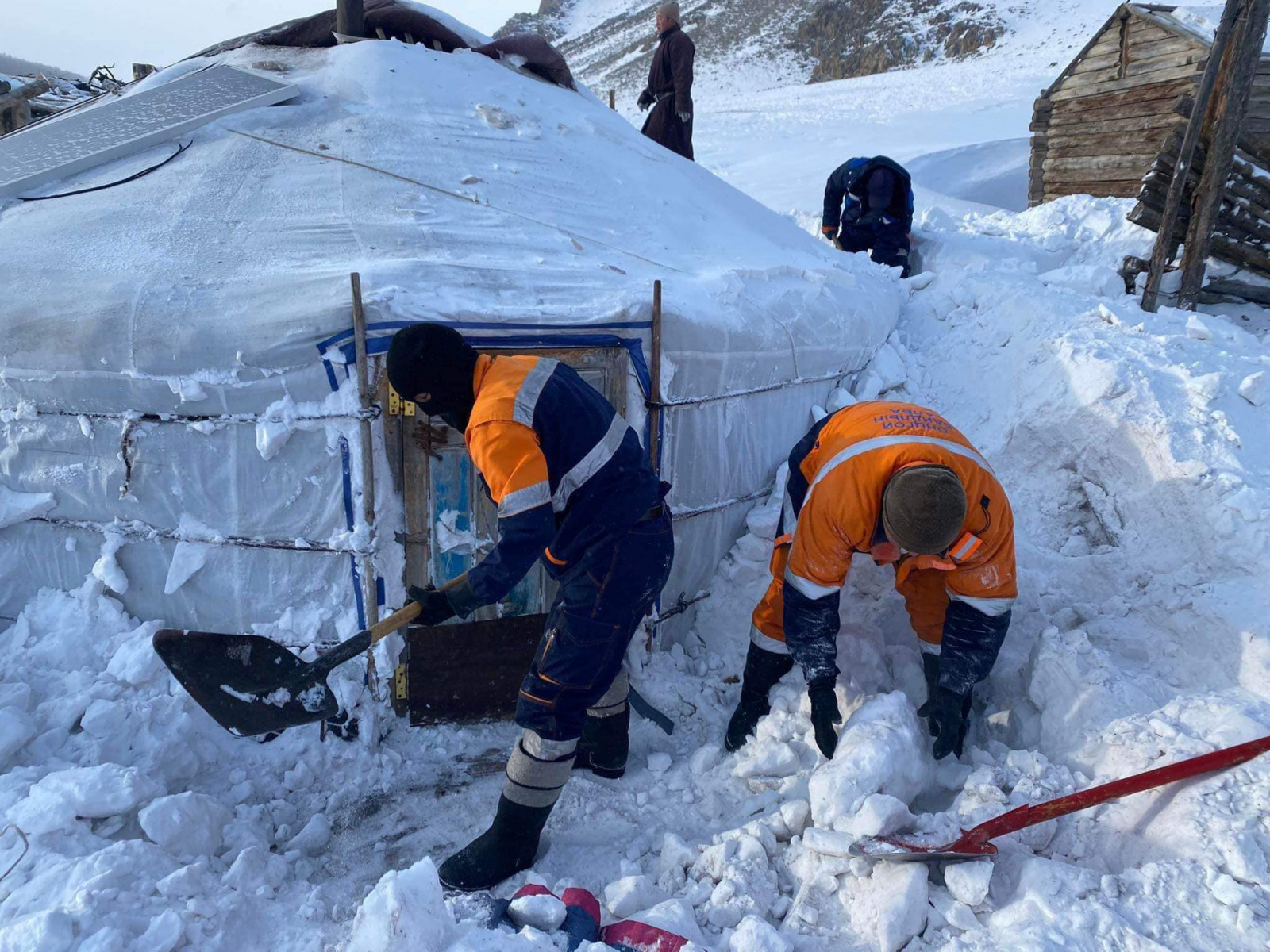 Шуурганы улмаас цасанд дарагдсан монгол гэрт байсан иргэдийг аюулгүй гаргажээ