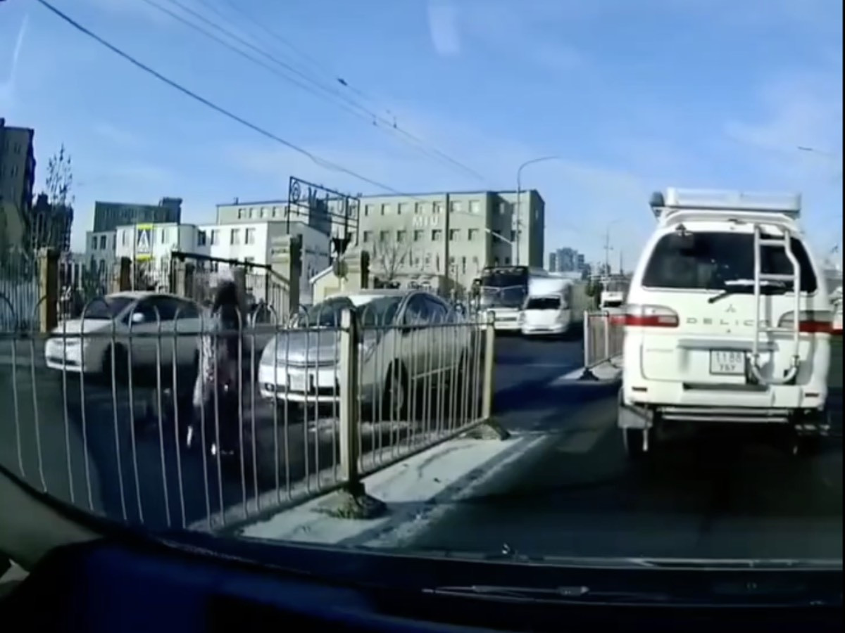 ВИДЕО: "Явган хүний гарц" дээр хоёр хүүхэд, нэг том хүнийг мөргөсөн хэрэгт 36 настай эмэгтэйг шалгаж байгаа ажээ