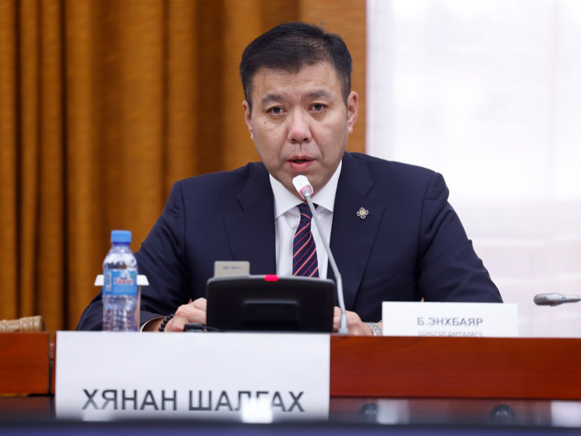 Б.Энхбаяр: Цэргүүдээр бариулж байгаа гэж улсын нууцад оруулсан Тавантолгой-Зүүнбаян чиглэлийн төмөр замын 88 хувийг нь компаниудаар хийлгэжээ