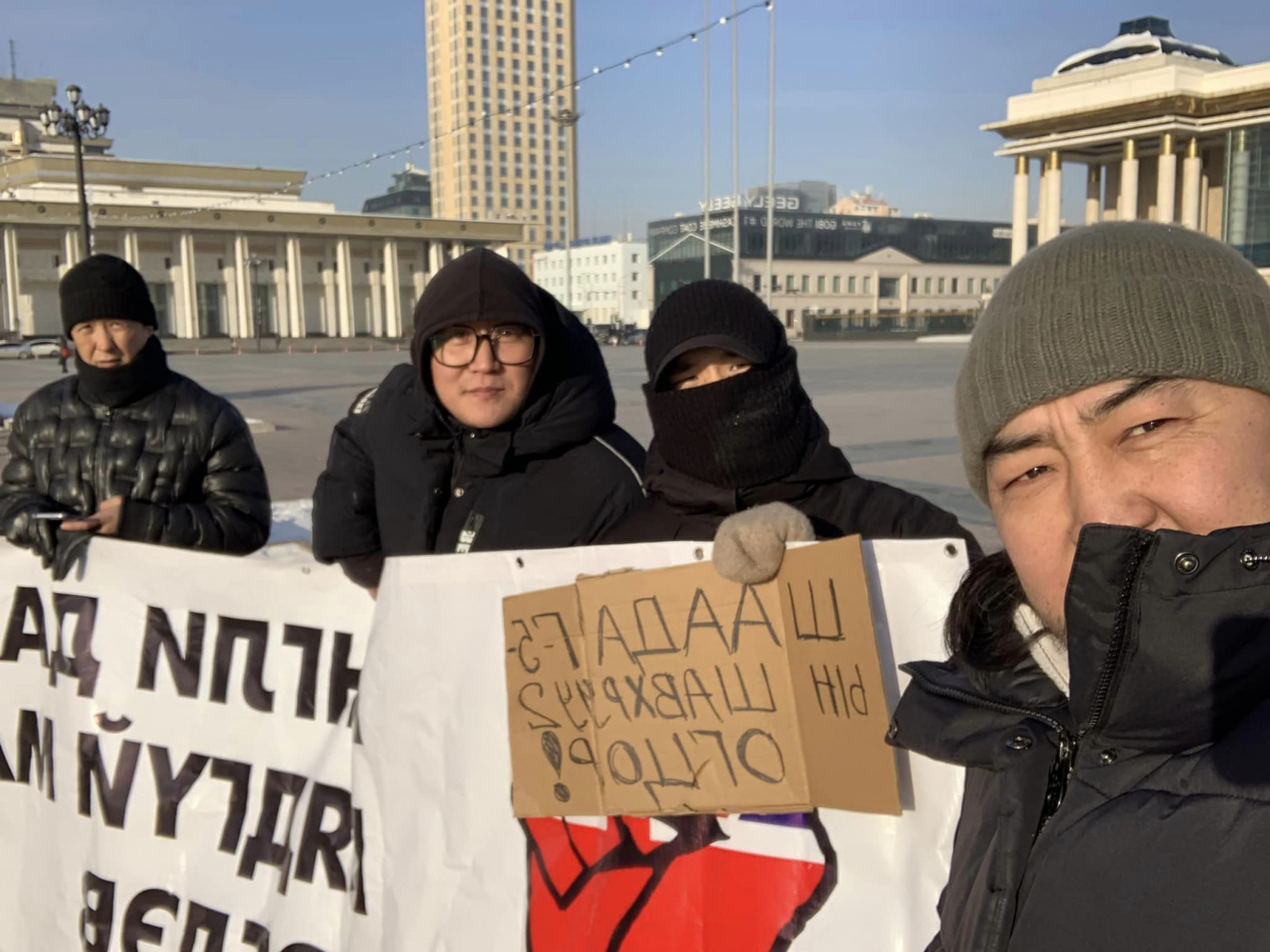 Цагдаагийн байгууллагаас "Бүртгэлгүй жагсаал зохион байгуулсан" хэмээн тарахыг шаардсан ч жагсагчид эсэргүүцэв