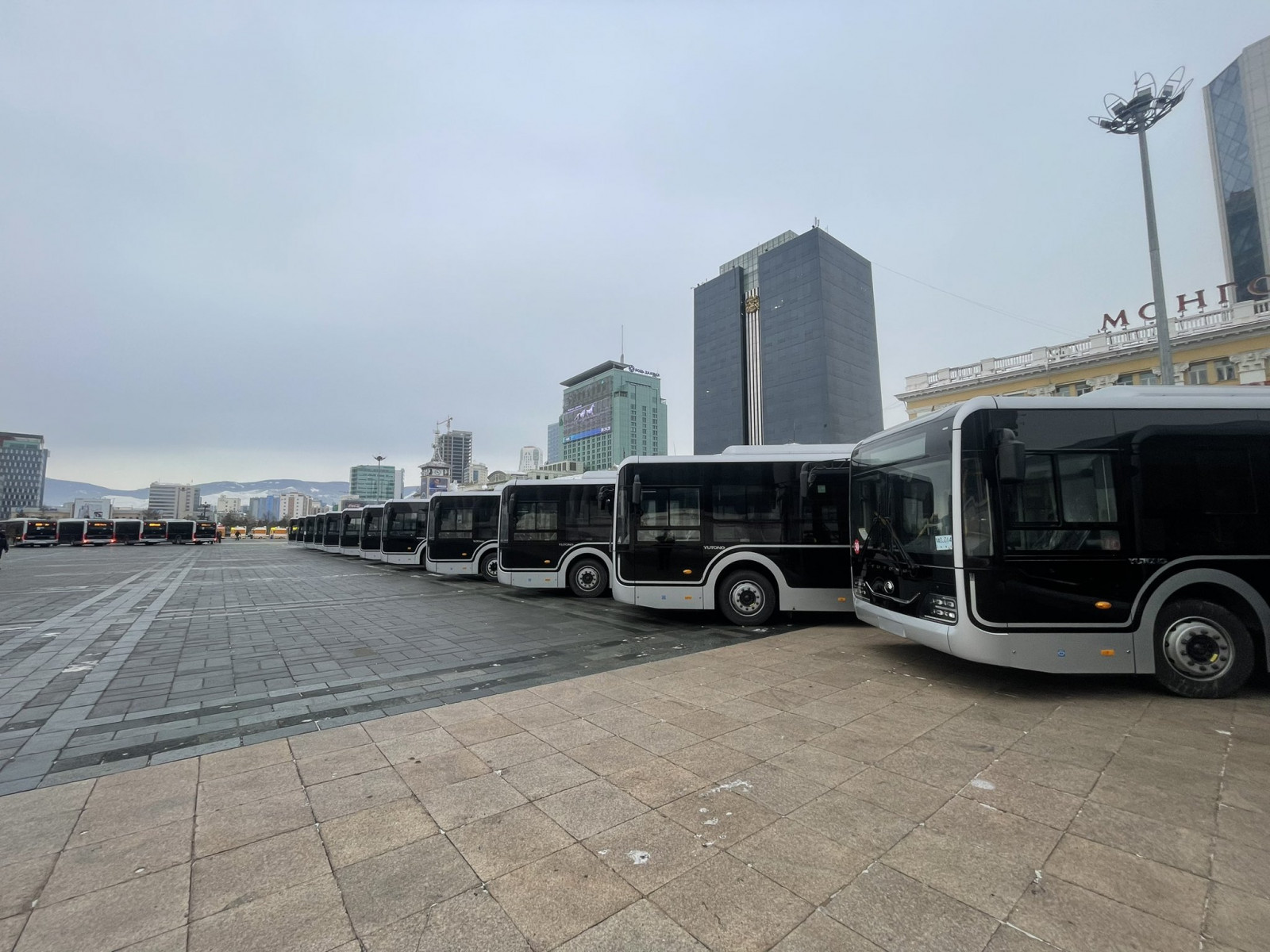 Улаанбаатар хотод ирсэн 35 автобусыг Сүхбаатарын талбайд байрлуулж, иргэдэд үзүүлж байна