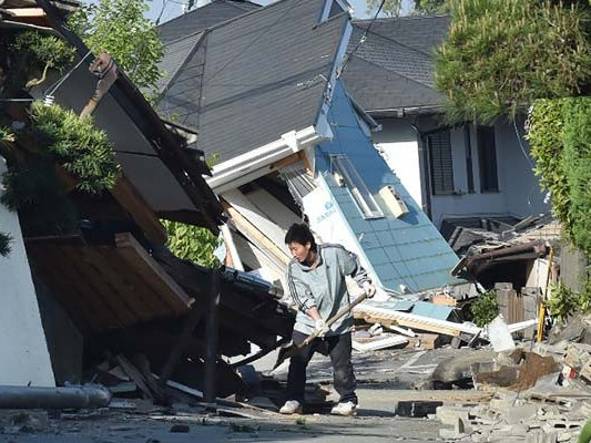 ВИДЕО: Японд өнөөдөр болсон хүчтэй газар хөдлөлтийн улмаас 35 мянган байшин цахилгаангүй болж, хурдны галт тэрэгний хөдөлгөөн зогсжээ