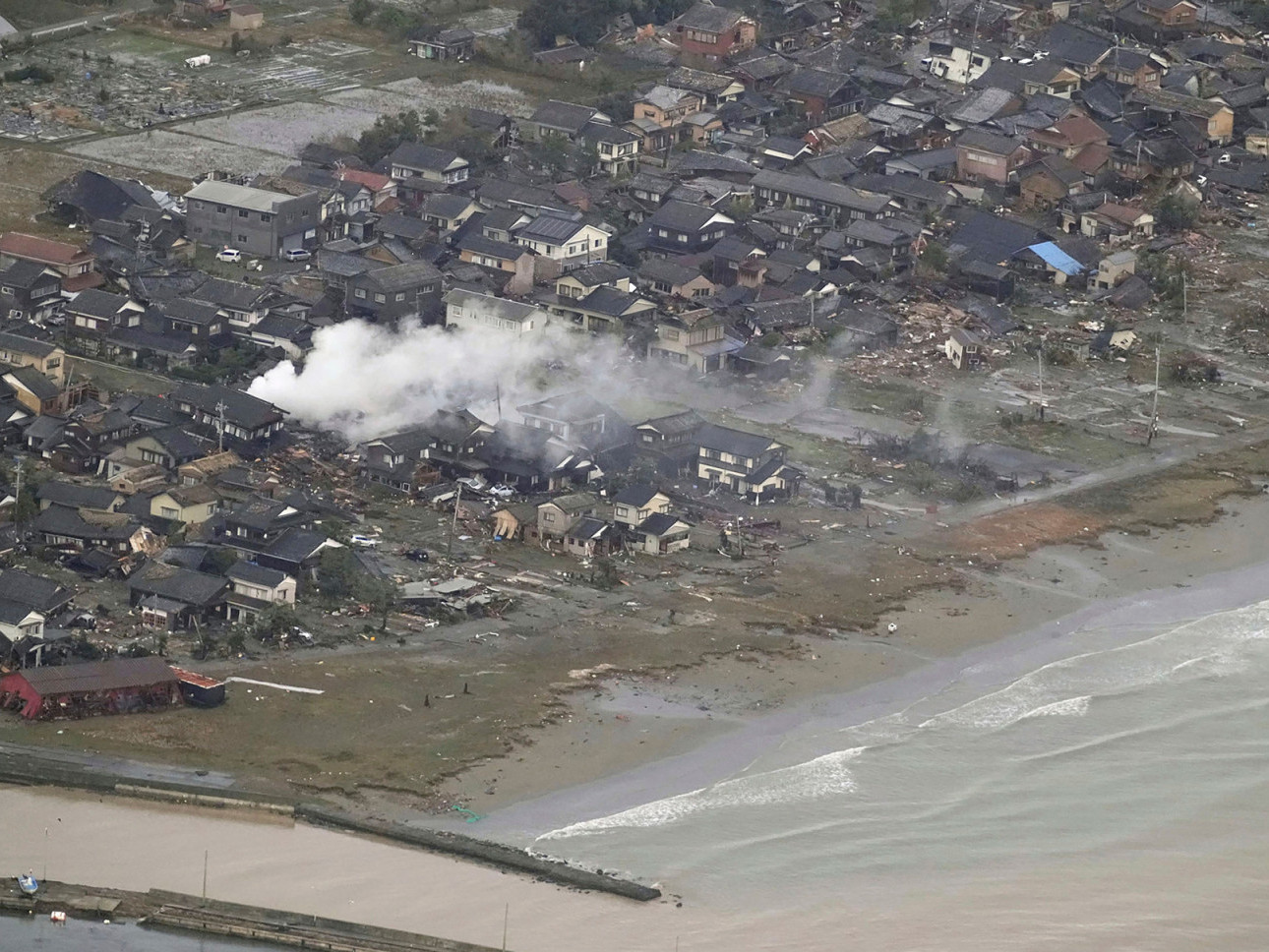 Японд болсон газар хөдлөлтийн улмаас зургаан хүн нас барж, 100 гаруй байшин шатжээ