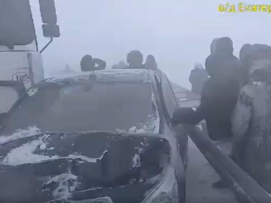 ВИДЕО: Казахстанд цасан шуурга шуурсны улмаас хурдны замаар зорчиж явсан долоон машин мөргөлдсөн осол гарчээ