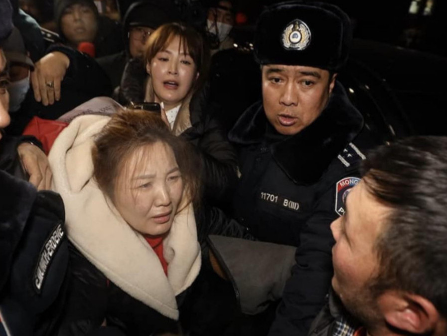 "Нөлөө бүхий сэтгүүлч Н.Өнөрцэцэгийг баривчилсан нь Монголын хэвлэлийнхнийг цочирдуулж байна" гэж Voa news мэдээлжээ