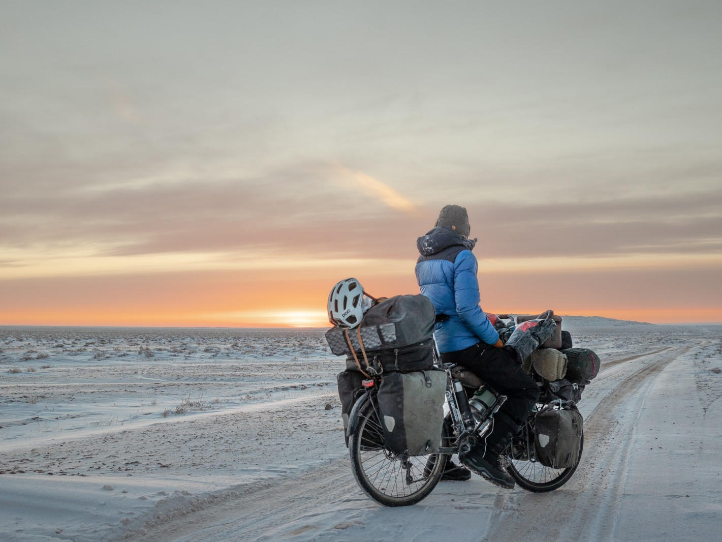 ФОТО: Францын дугуйтай аялагч Франсуа Лемансель Монголын говийг дэлхийн хамгийн үзэсгэлэнтэй газруудын нэг гэжээ