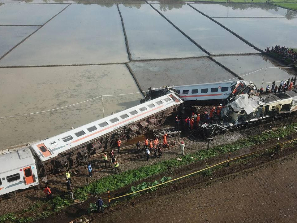 ВИДЕО: Индонезид суудлын хоёр галт тэрэг мөргөлдөж, дөрвөн хүн амиа алдаж, 28 хүн шархаджээ