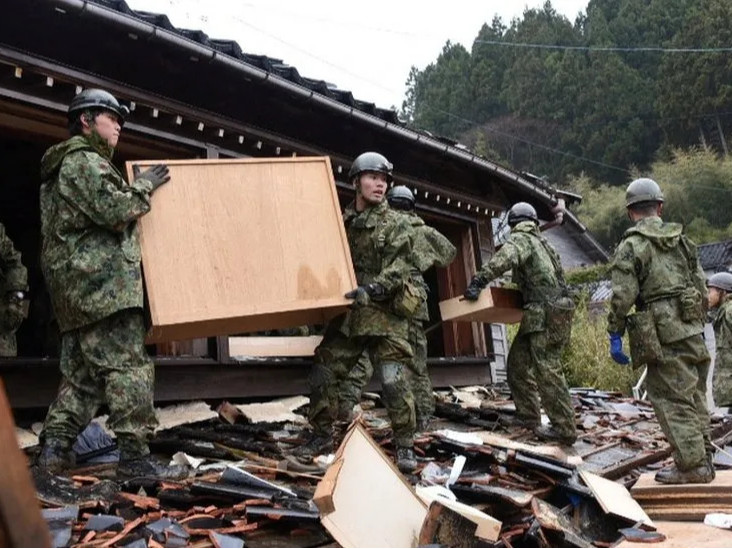 Японд болсон газар хөдлөлтөөс тав хоногийн дараа 90 гаруй насны эмэгтэйг нурангин доороос эсэн мэнд аварчээ