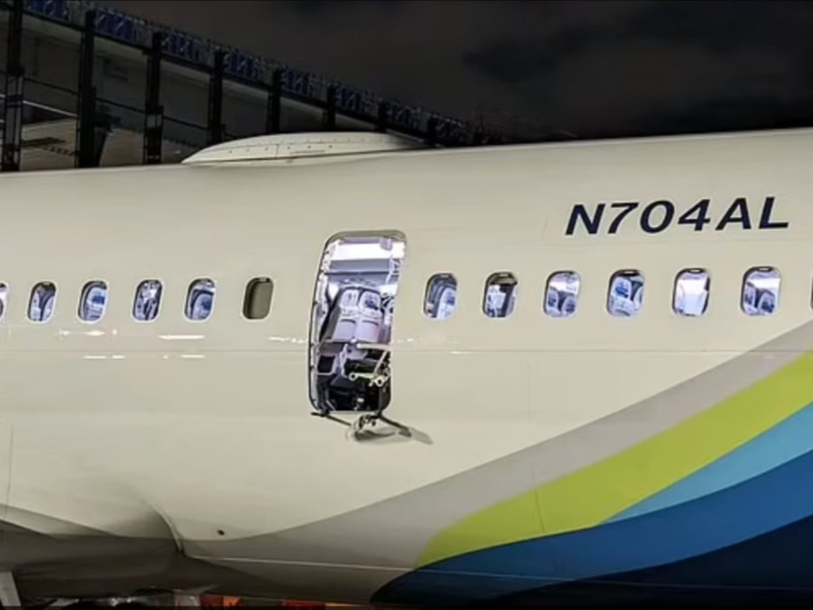 "Онгоцны хаалганы дөрвөн боолт дутуу байсны улмаас салж унасан" гэх дүгнэлтийг хийж, Boeing 737 Max 9 онгоцыг нислэгээ үргэлжлүүлэхийг зөвшөөрчээ