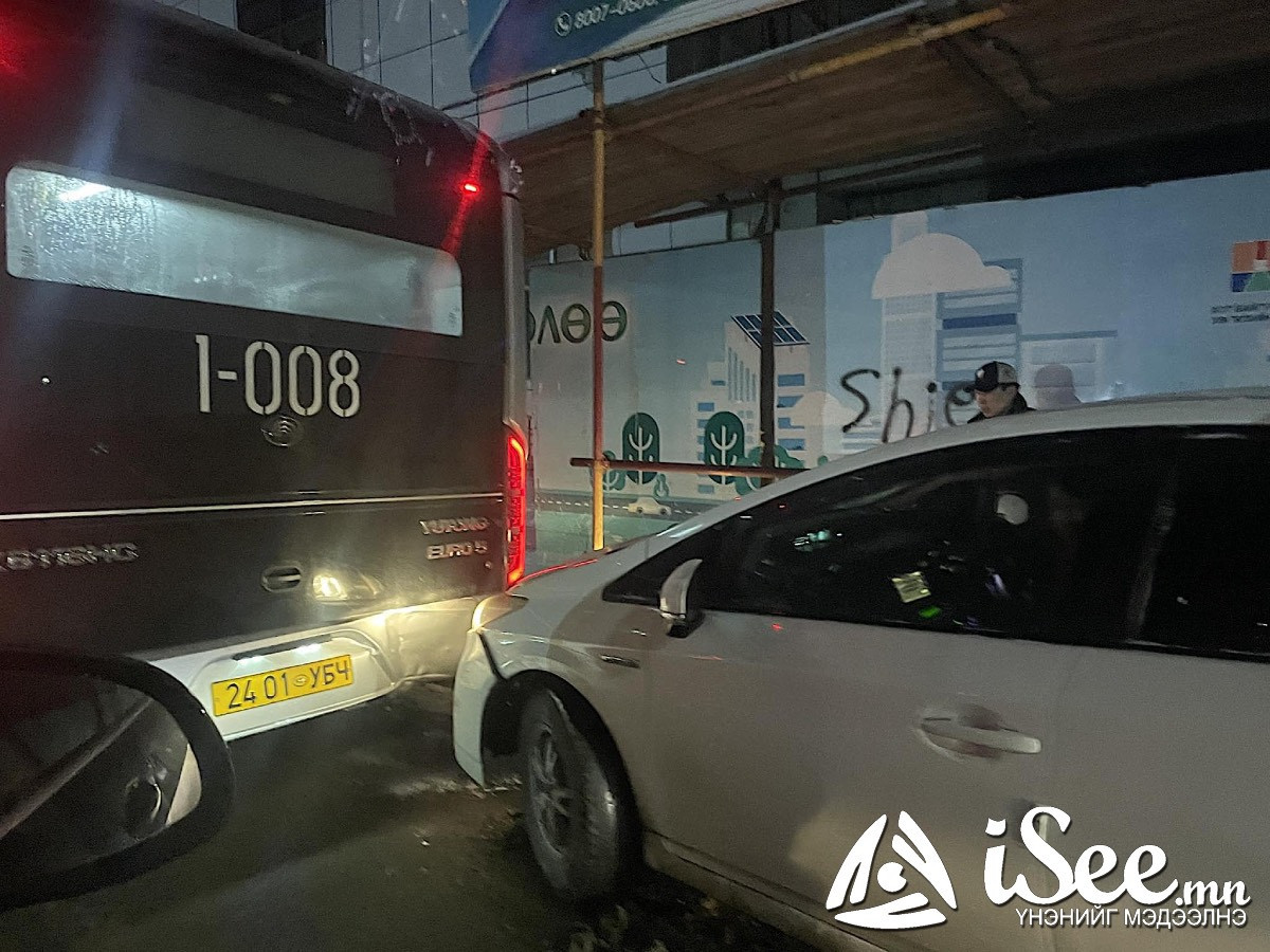 ФОТО: Нийт 165 тэрбумын өртөгтэй "Хар автобус" магадгүй автозамын гулгаанаас болж автомашинтай мөргөлджээ