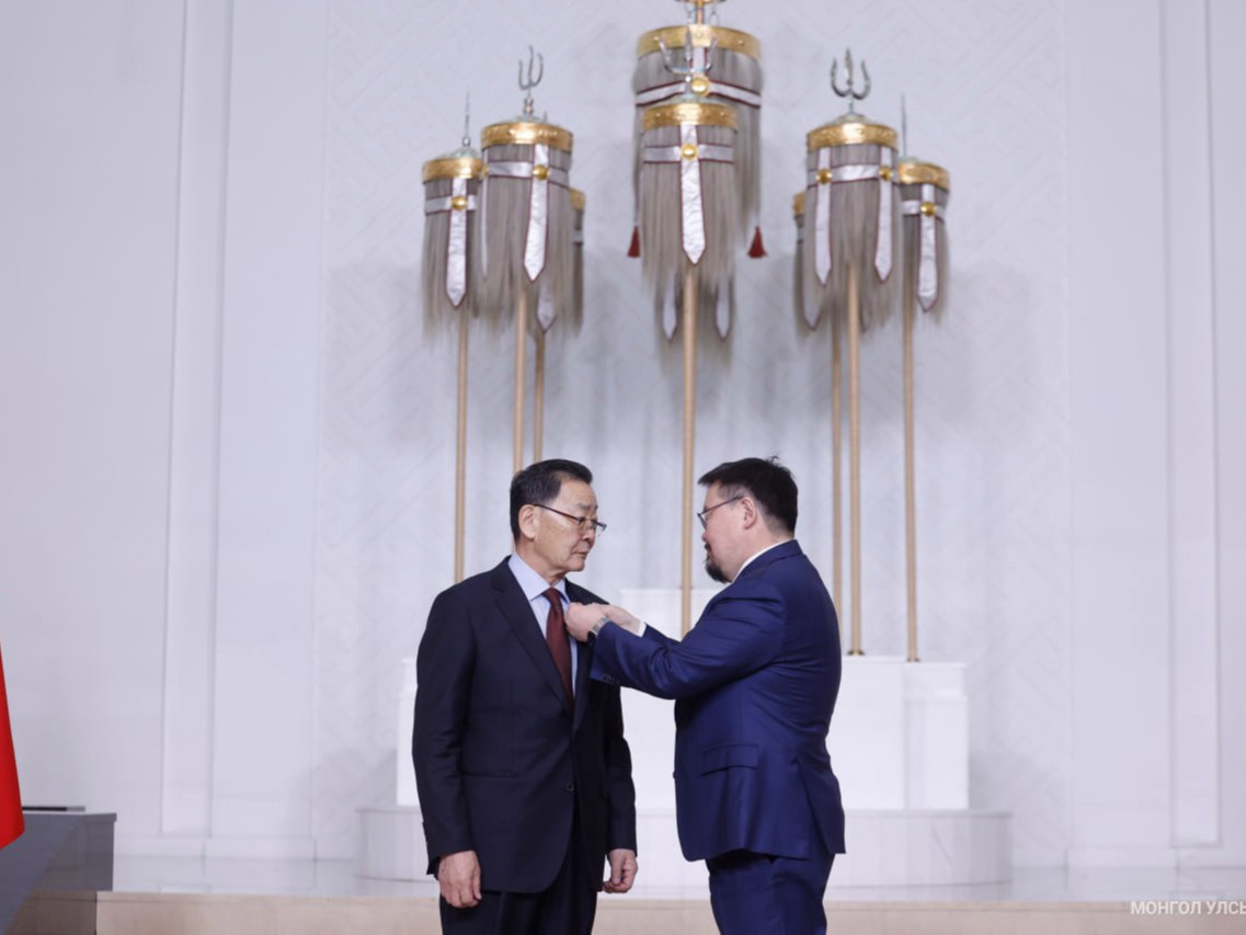 Хөдөлмөрийн баатар Б.Чимидийн нэрэмжит шагналыг доктор, профессор Н.Лүндэндоржид олголоо