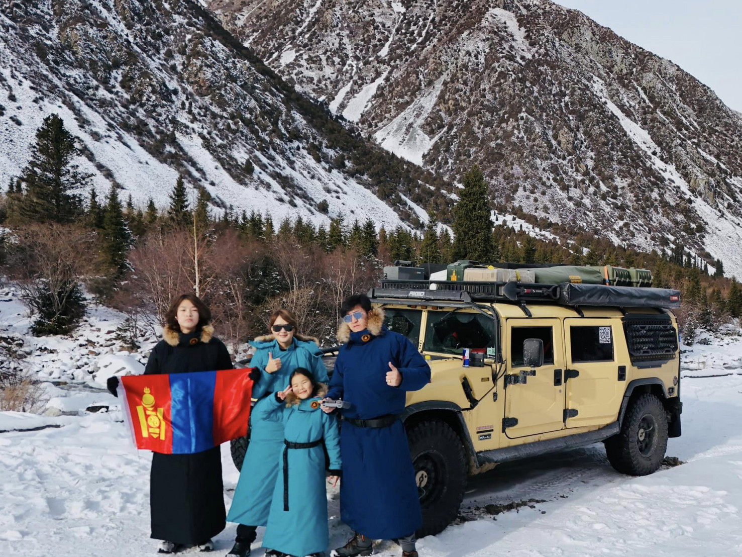 Монголоос-Америк хүртэл 40 улс дамнан машинтай аялж буй монгол гэр бүл Европт хүржээ