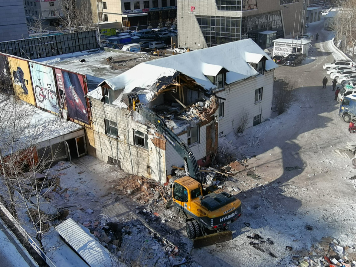 “S’Outlet” дэлгүүрийн агуулахын барилгыг буулгаж байна