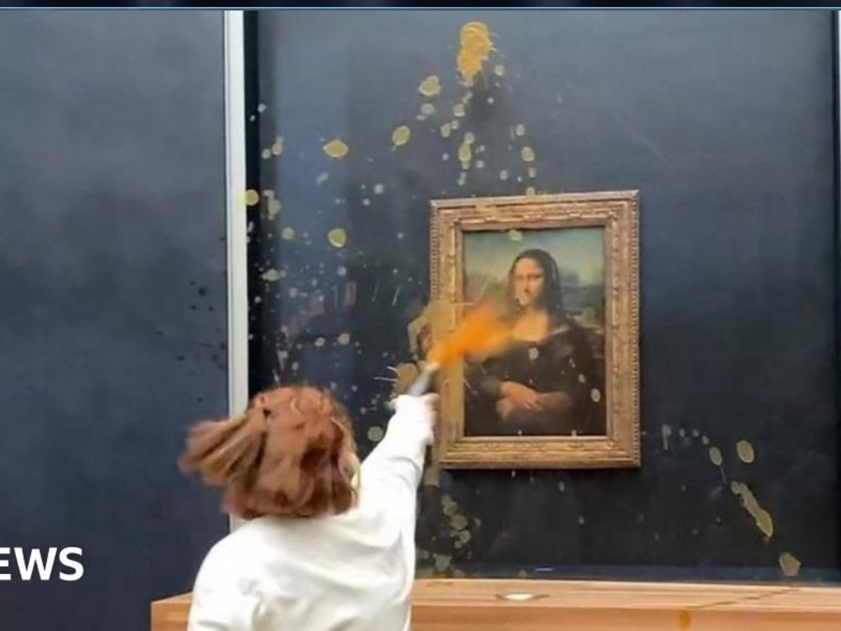 ВИДЕО: "Сум нэвтэрдэггүй" шилний цаана байрладаг "Мона Лиза"-ийн уран зураг руу жагсагчид шөл цацжээ