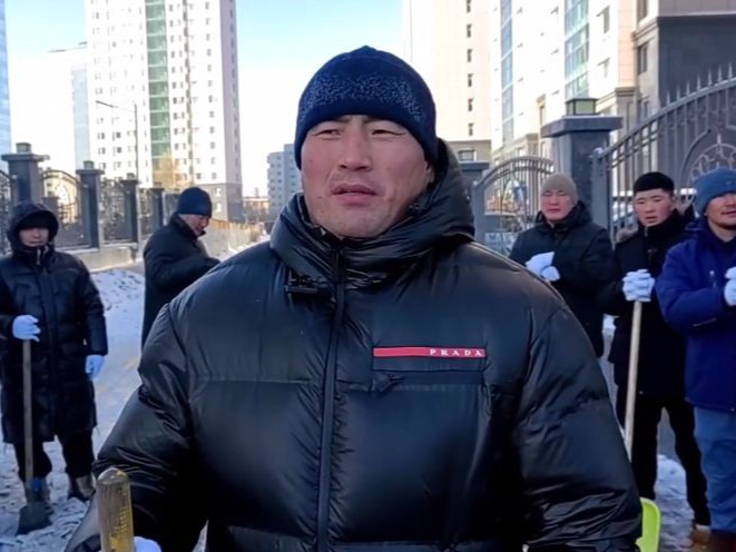 ВИДЕО: Улсын арслан Ц.Содномдорж тэргүүтэй Хөвсгөлийн бөхчүүд "Нэг хот-Нэг гэр бүл" аянд нэгдэж, замын цас цэвэрлэжээ