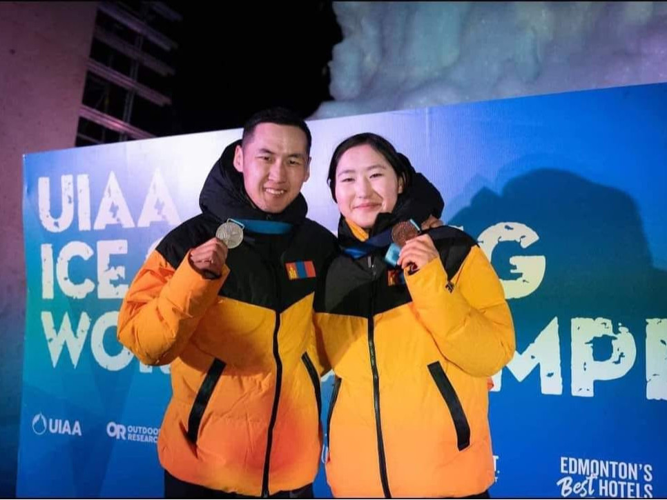  Ах, дүү уулчид мөсөнд авиралтын дэлхийн аварга шалгаруулах тэмцээнээс медаль хүртсэн Монголын анхны тамирчид боллоо