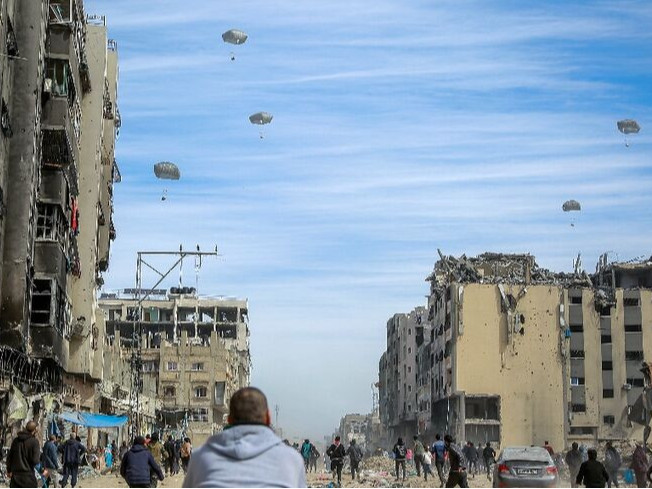 ВИДЕО: Газын зурваст С-130 онгоцыг ашиглан хүнсний тусламжийг агаараас буулгах ажиллагаа эхэлжээ
